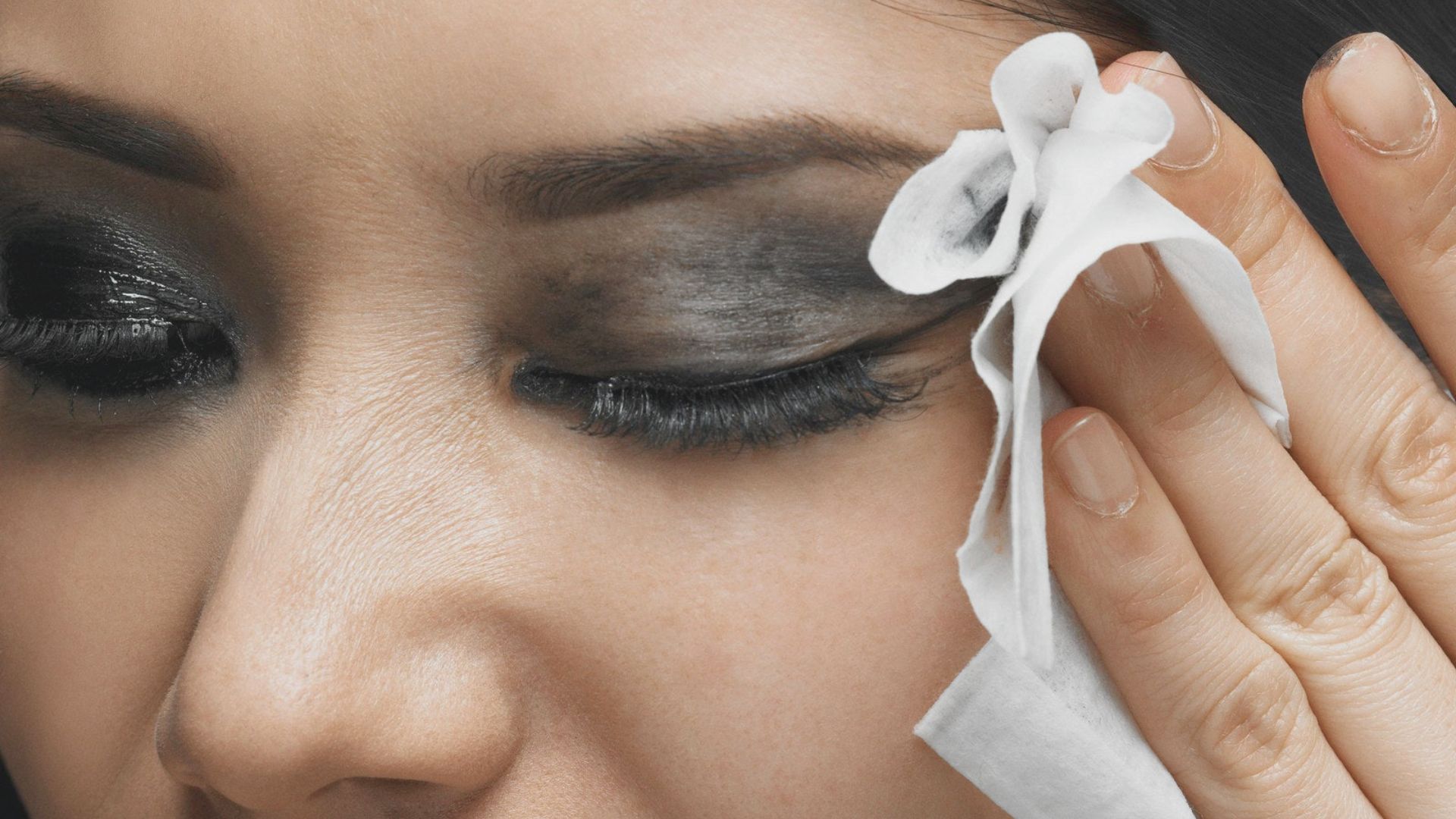 Is It Bad to Sleep With Mascara On