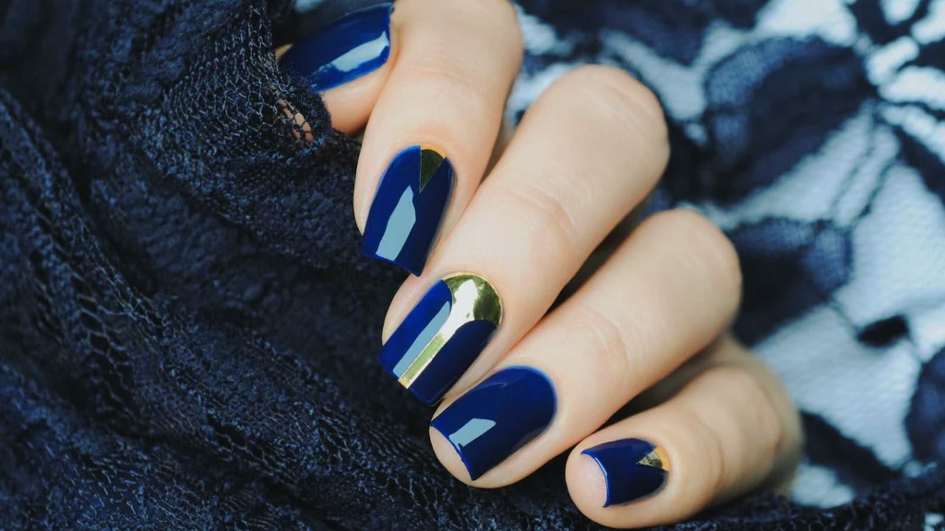 Nails for Navy Blue Dress