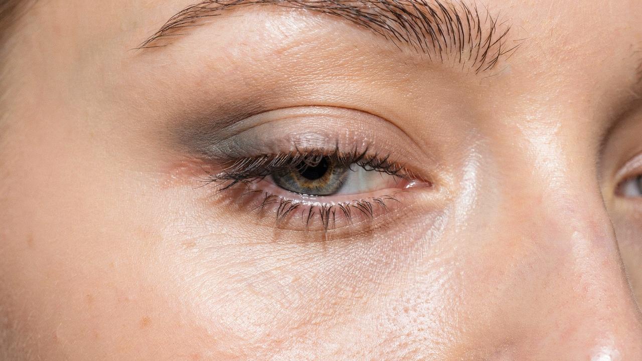 Soft shaded permanent eyeliner with a smoky finish.