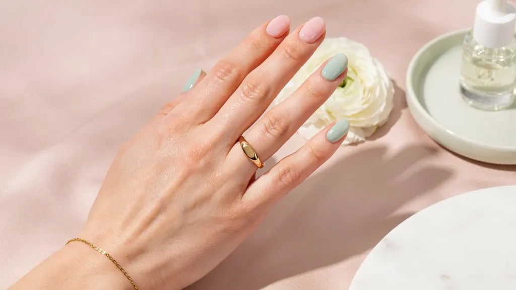 Pastel pink and light green manicure with a playful color combination.