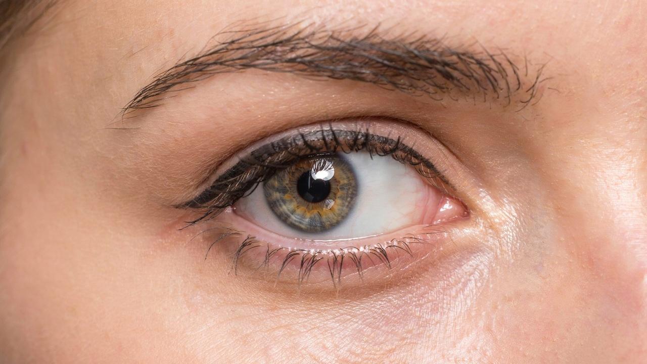 Classic permanent eyeliner following the upper lash line.