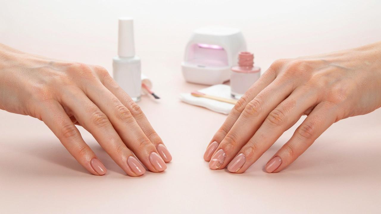 Illustration of smooth gel nails beside peeling gel polish nails with manicure tools showing common causes of lifting and peeling.