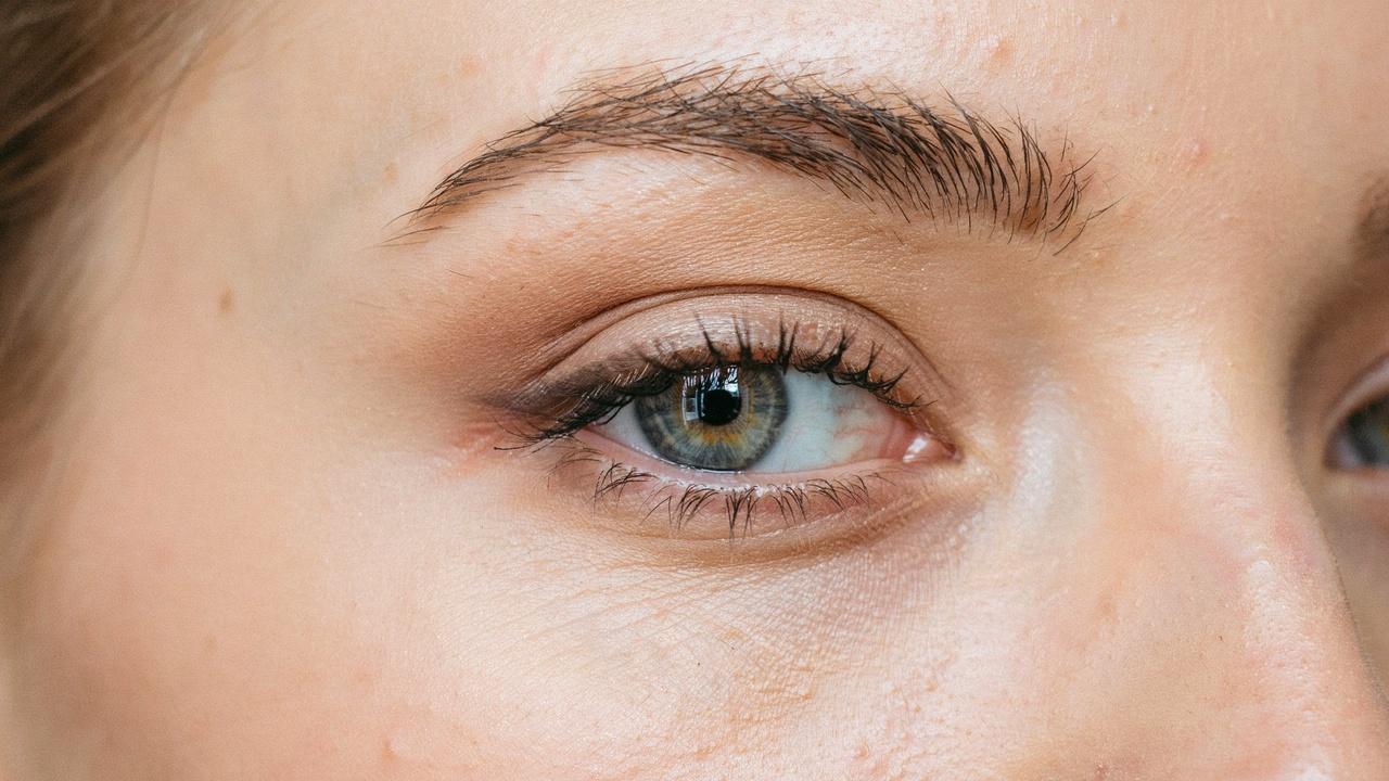 Medium permanent eyeliner providing balanced eye definition.