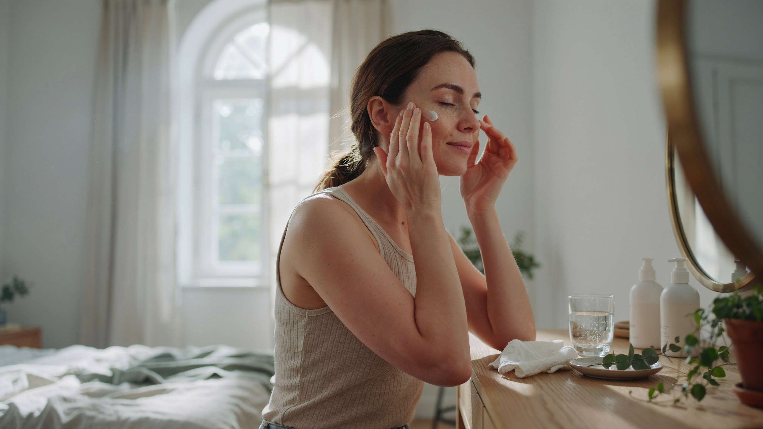 How Small Daily Habits Keep Your Glow Looking Natural Even When Life Gets Hectic
